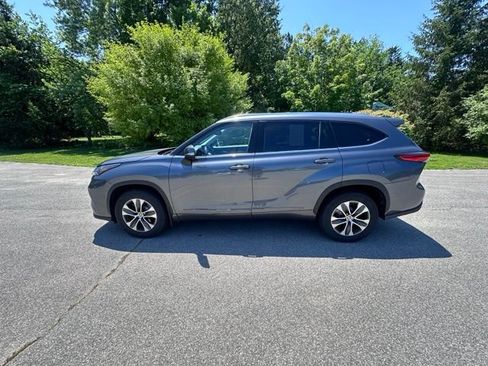 Used 2020 Toyota Highlander XLE AWD/4WD image 6