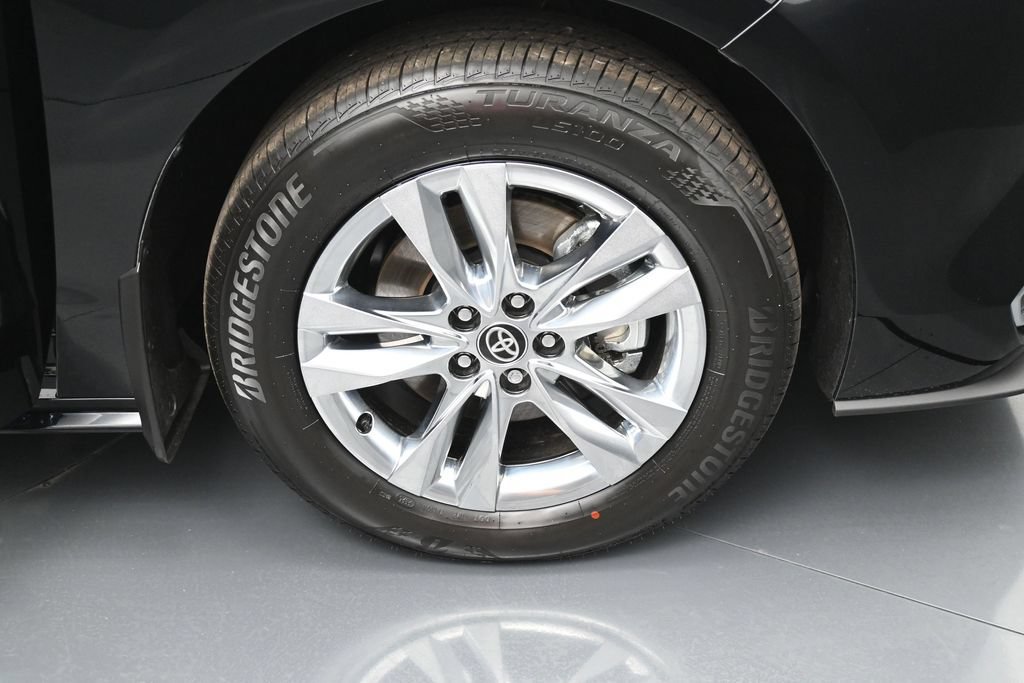 Used 2026 Toyota Sienna Limited FWD image 39