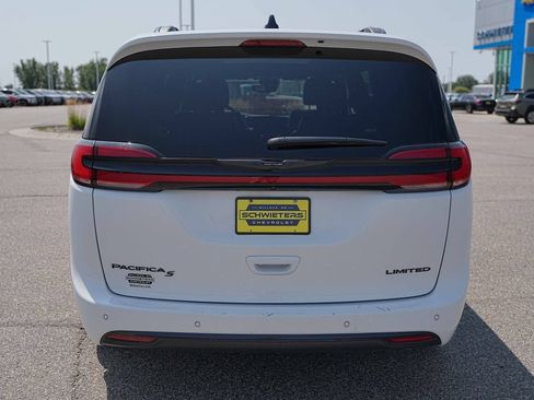 Used 2025 Chrysler Pacifica Limited FWD image 7