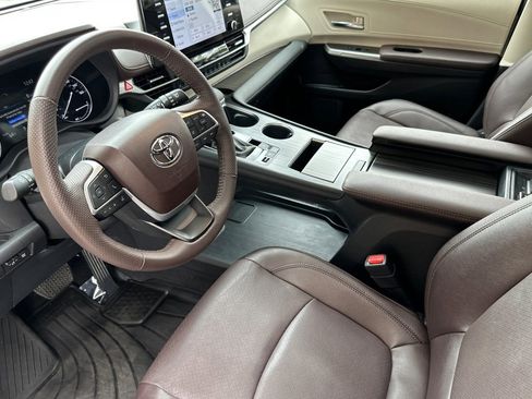 Used 2024 Toyota Sienna Platinum image 10