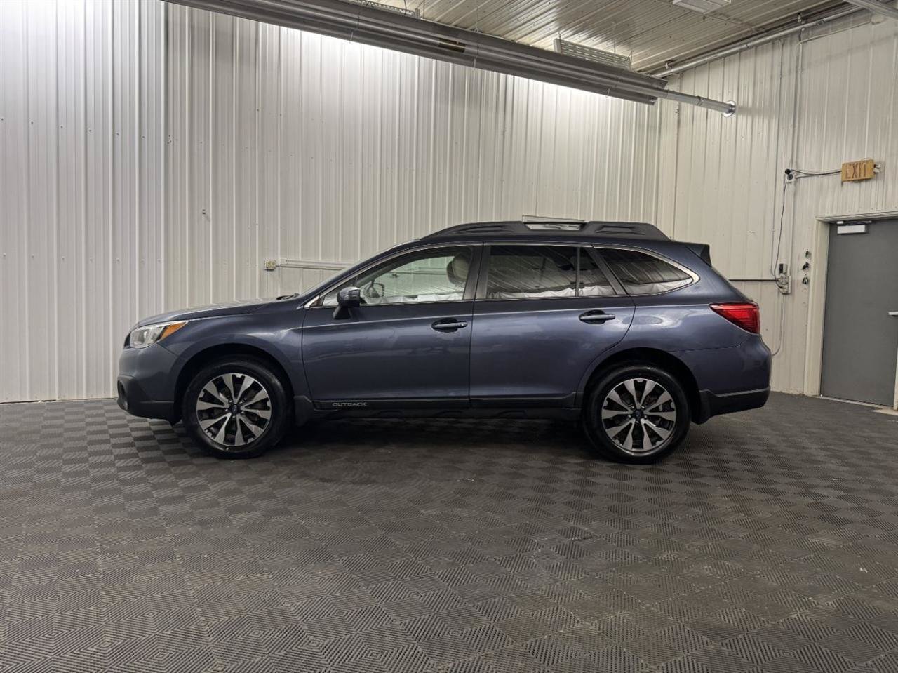 Used 2017 Subaru Outback 2.5i Limited AWD/4WD image 2