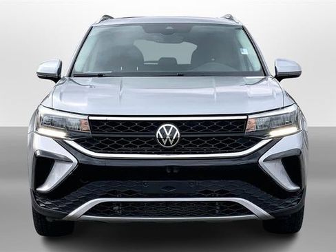 Used 2023 Volkswagen Taos SE w/ Panoramic Sunroof Package image 2