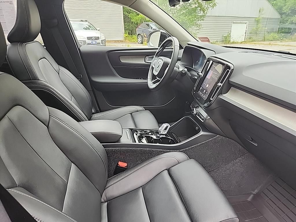 Certified 2026 Volvo XC40 B5 Plus AWD/4WD image 30