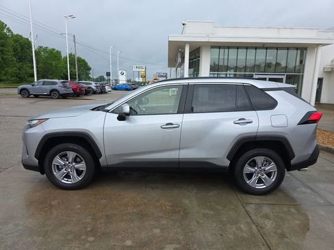 Used 2022 Toyota RAV4 XLE w/ Convenience Package AWD/4WD image 2