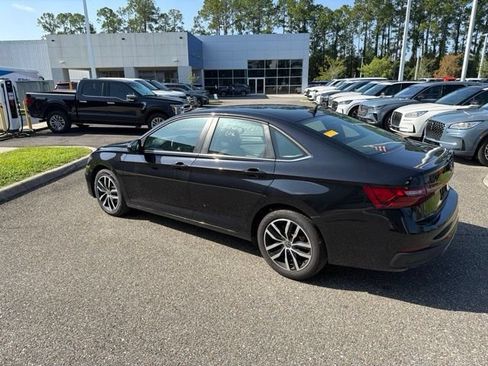 Used 2025 Volkswagen Jetta SE FWD image 6
