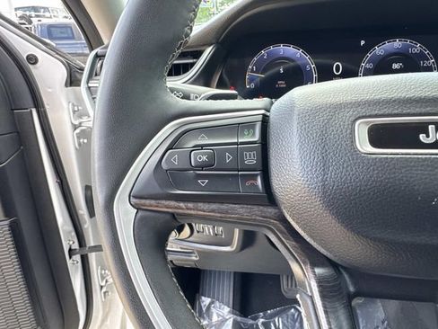 Used 2023 Jeep Grand Cherokee Limited AWD/4WD image 27