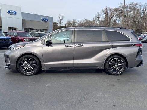 Used 2022 Toyota Sienna XSE image 3