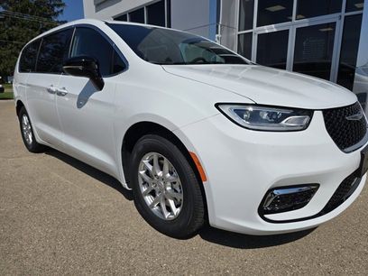 New 2026 Chrysler Pacifica Select