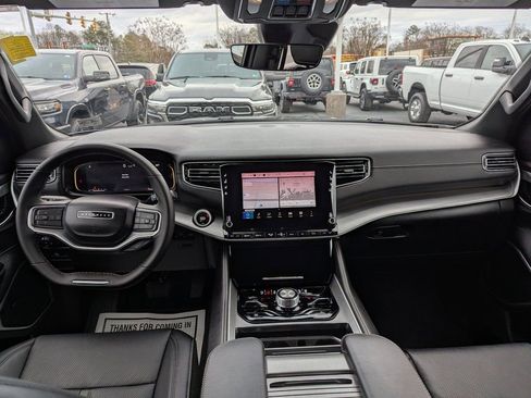Used 2025 Jeep Wagoneer Series II image 10