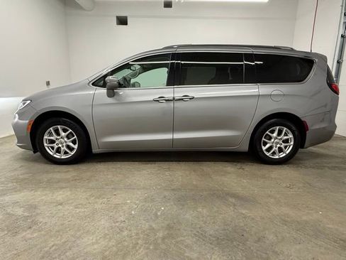 Used 2021 Chrysler Pacifica Touring-L w/ Uconnect Theater Family Group image 8