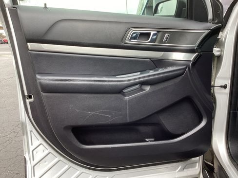 Used 2019 Ford Explorer XLT image 30