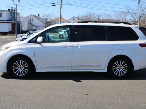 Used 2020 Toyota Sienna XLE w/ XLE Navigation Package image 4