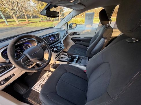 Used 2020 Chrysler Pacifica Touring FWD image 5