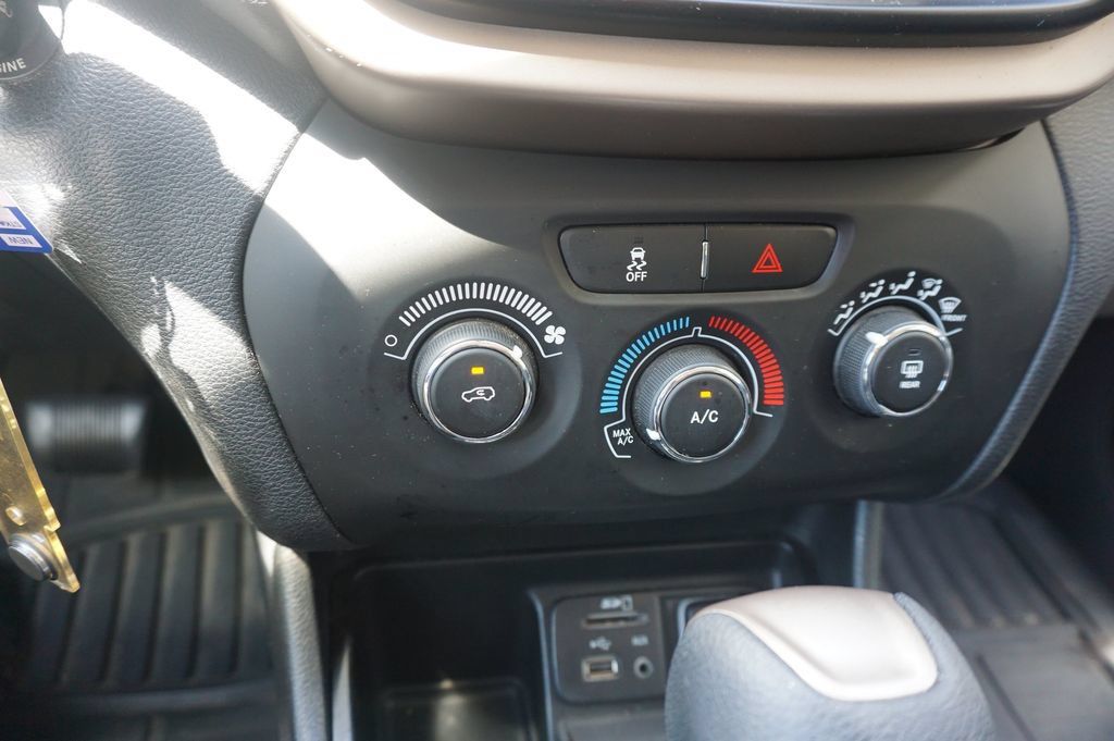 Used 2017 Jeep Cherokee Sport FWD image 10