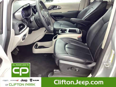 Certified 2024 Chrysler Pacifica Touring-L image 11