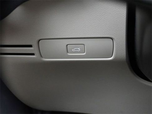 Used 2023 Volvo XC40 B5 Plus w/ Protection Package Premier image 27