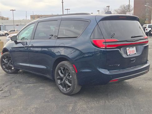 Used 2025 Chrysler Pacifica Limited w/ Uconnect Theater Family Group image 20