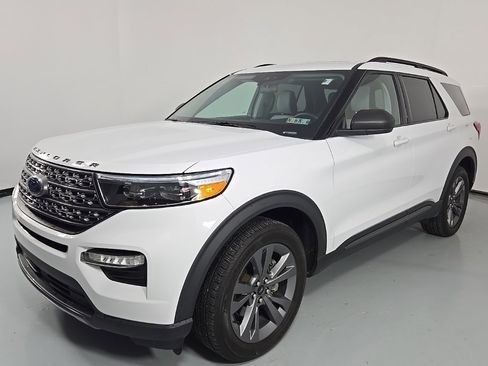 Used 2021 Ford Explorer XLT w/ Equipment Group 202A image 3