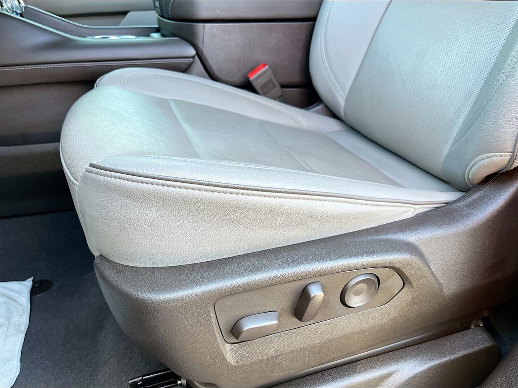 Used 2024 GMC Yukon SLT w/ SLT Luxury Package AWD/4WD image 20