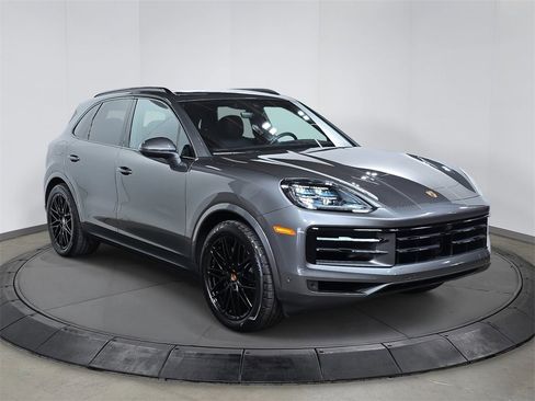 Used 2025 Porsche Cayenne image 9
