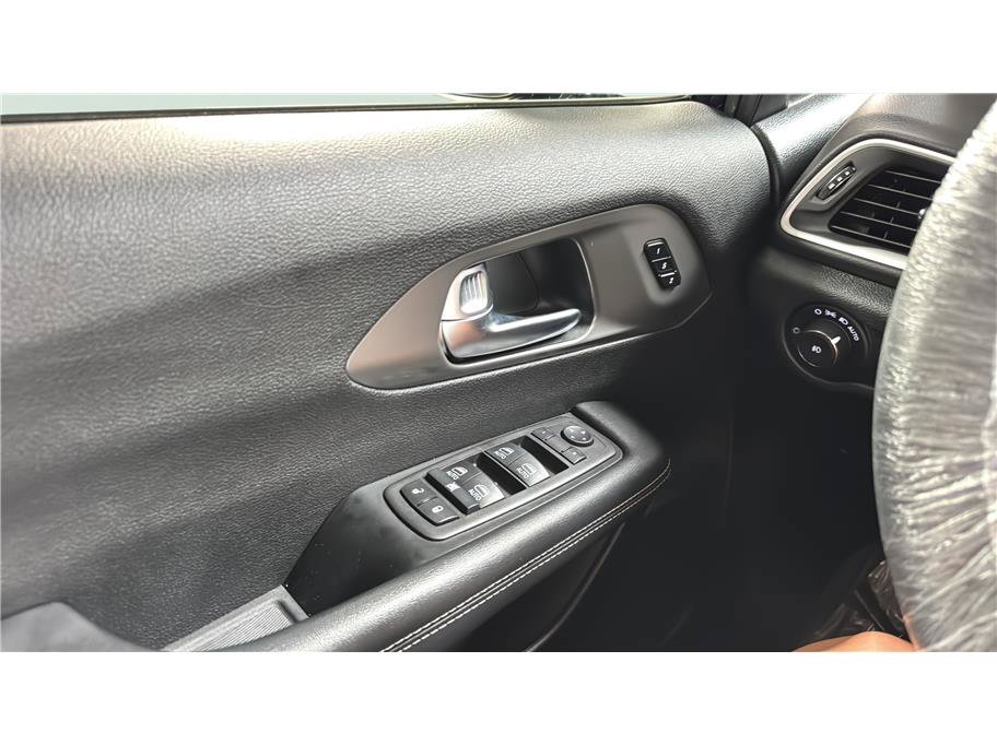 Used 2025 Chrysler Pacifica Select FWD image 39