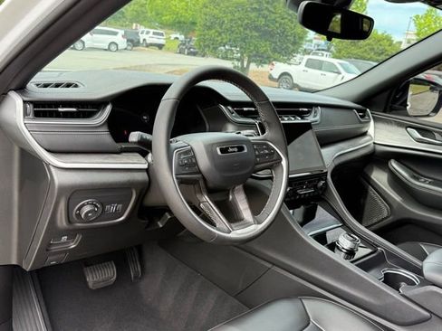 Used 2024 Jeep Grand Cherokee Limited RWD image 14