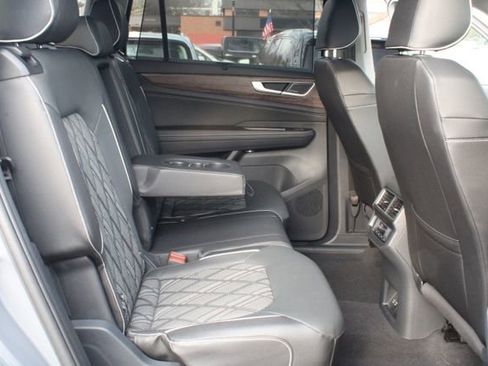 Used 2025 Volkswagen Atlas SEL Premium R-Line image 20