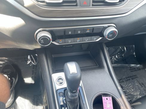 Used 2025 Nissan Altima 2.5 SV image 18