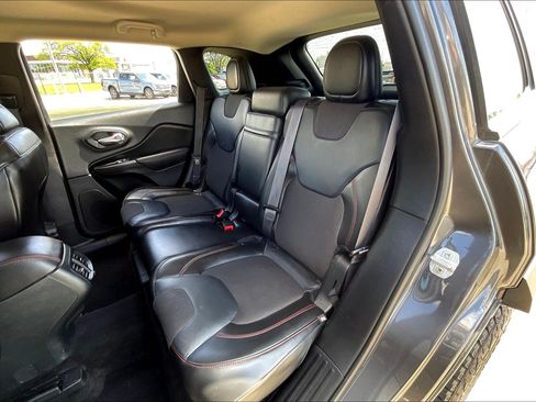 Used 2015 Jeep Cherokee Trailhawk w/ Comfort/Convenience Group AWD/4WD image 18