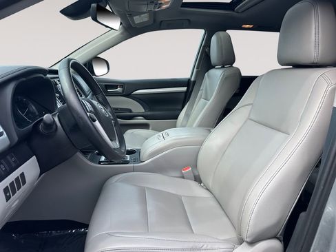 Used 2019 Toyota Highlander XLE image 9