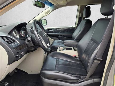 Used 2014 Chrysler Town & Country Touring FWD image 14