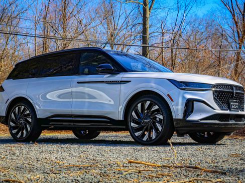 Used 2024 Lincoln Nautilus Reserve w/ Equipment Group 202A image 19