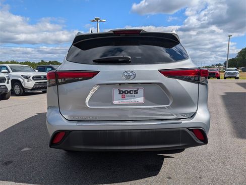 Used 2021 Toyota Highlander XLE image 4