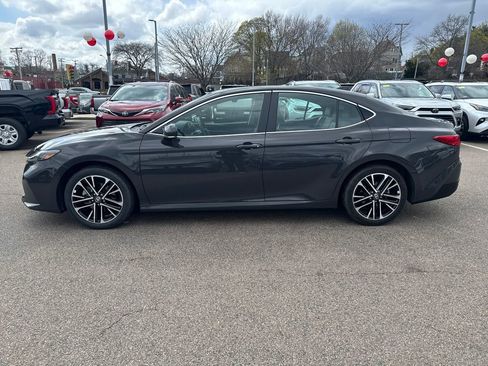 Used 2025 Toyota Camry XLE AWD/4WD image 4