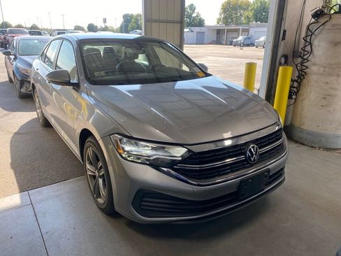 Used 2024 Volkswagen Jetta SE FWD image 1