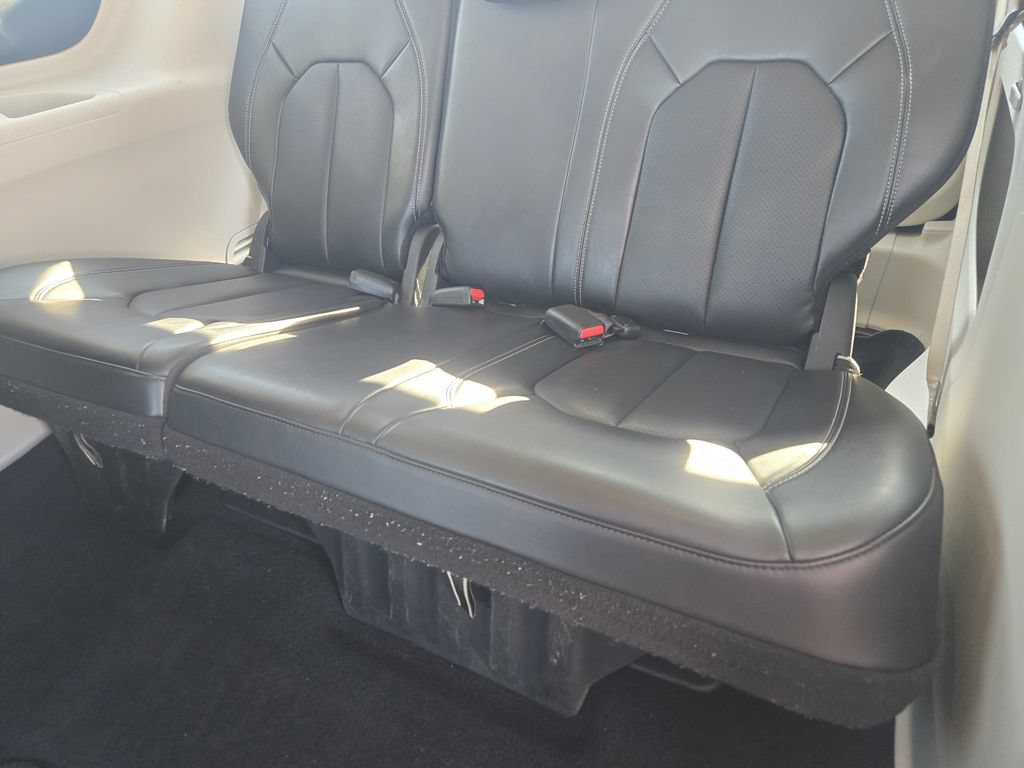Used 2024 Chrysler Pacifica Touring-L FWD image 31