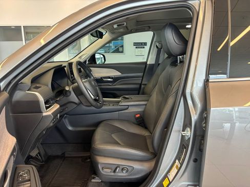 Used 2025 Toyota Grand Highlander AWD image 15