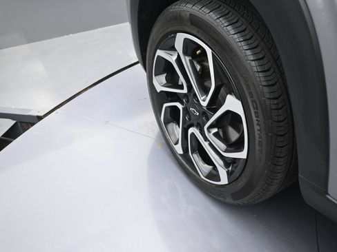 Used 2025 Chevrolet Trax RS w/ Driver Confidence Package FWD image 30