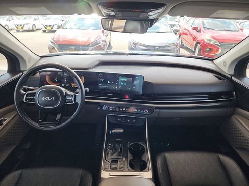 Used 2025 Kia Carnival FWD image 16