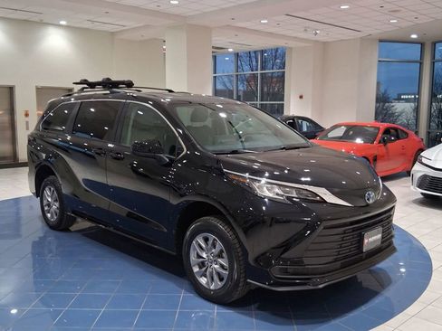 Used 2022 Toyota Sienna LE image 7