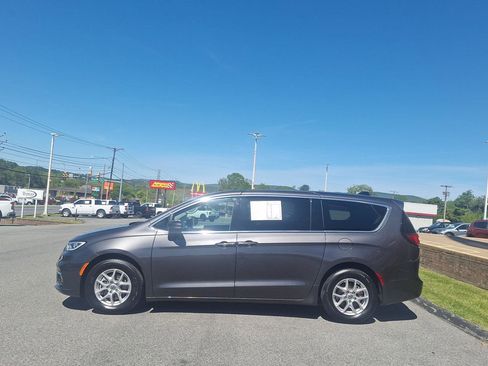 Used 2023 Chrysler Pacifica Touring-L FWD image 6