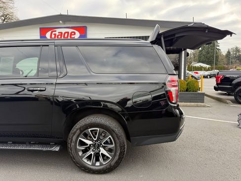 Used 2024 Chevrolet Suburban Z71 w/ Luxury Package image 7