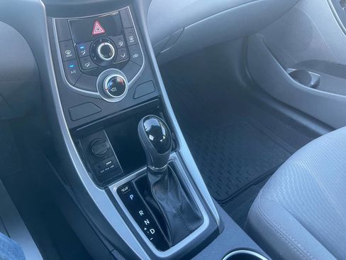 Used 2015 Hyundai Elantra SE FWD image 19