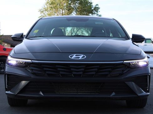 Used 2025 Hyundai Elantra Sport FWD image 12
