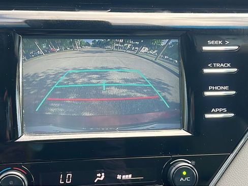 Used 2018 Toyota Camry SE FWD image 16