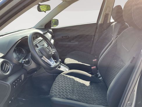 Used 2021 Nissan Kicks S FWD image 3