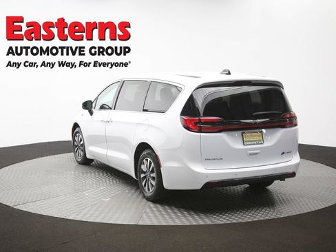 Used 2023 Chrysler Pacifica Touring-L FWD image 37