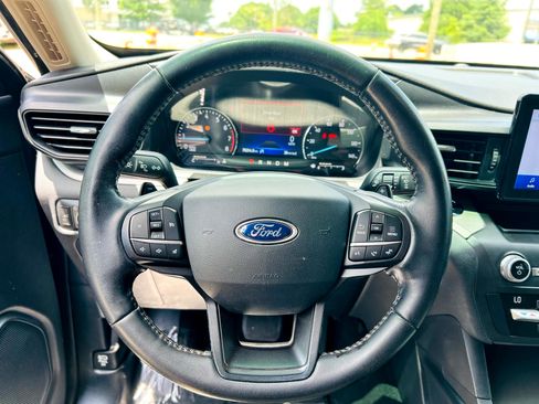 Used 2020 Ford Explorer XLT image 30