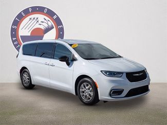 New 2025 Chrysler Pacifica Select video 2