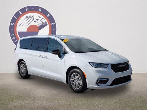 New 2025 Chrysler Pacifica Select image 2